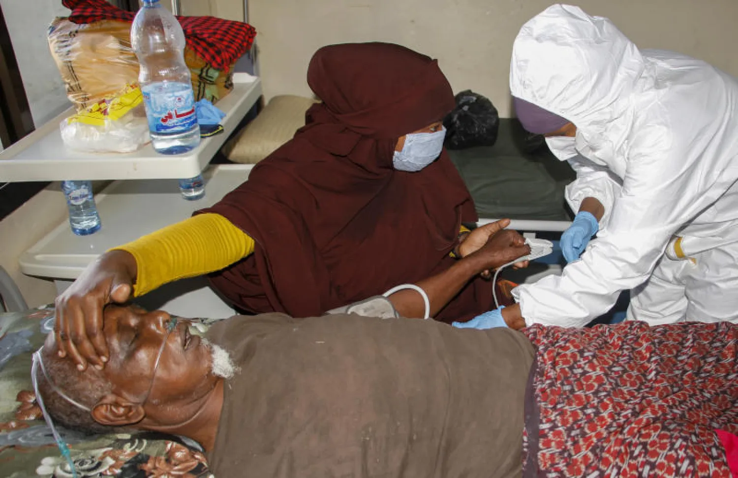 طبيب يعالج مريضاً مصاباً بفيروس كورونا في مستشفى بمقديشو (أ.ب)