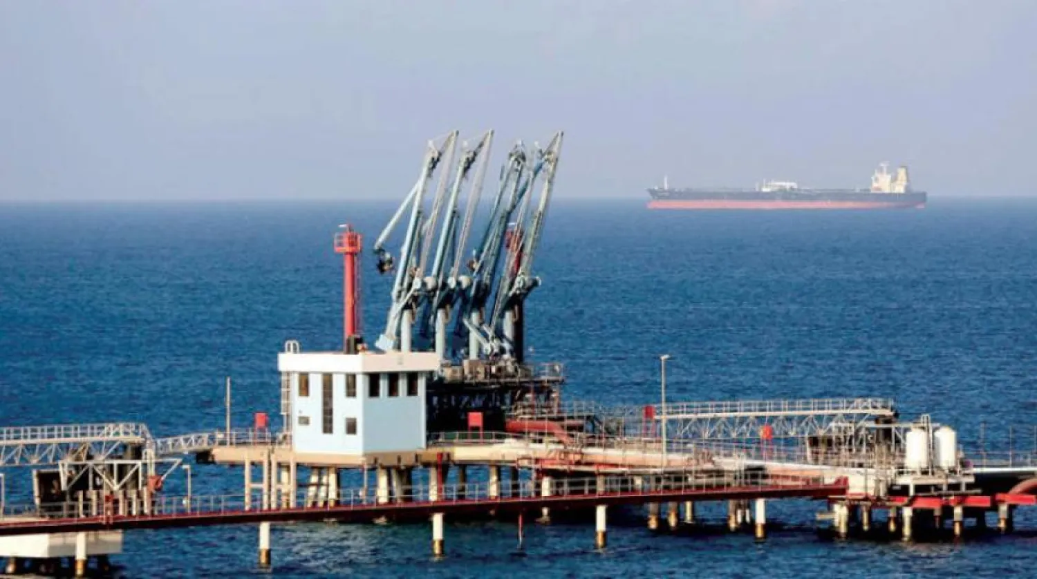 Libya’nın doğusundaki El-Harika petrol limanından bir görüntü (Getty)