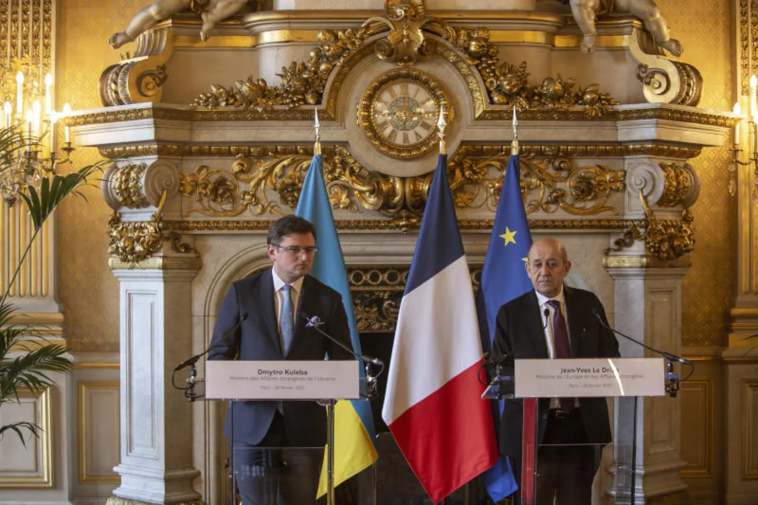 وزير الخارجية الفرنسي جان إيف لودريان خلال المؤتمر الصحافي مع نظيره الأوكراني دميترو كوليبا (أ.ب)