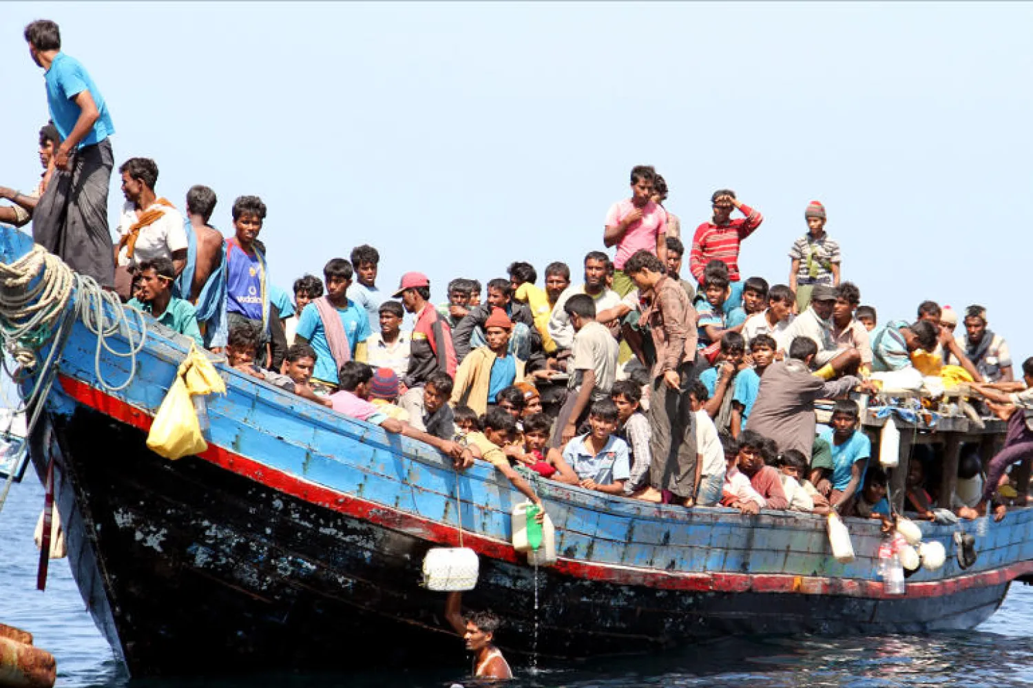 مجموعة من الروهينغا في رحلة هروب من القمع في وطنهم (إ.ب.أ)