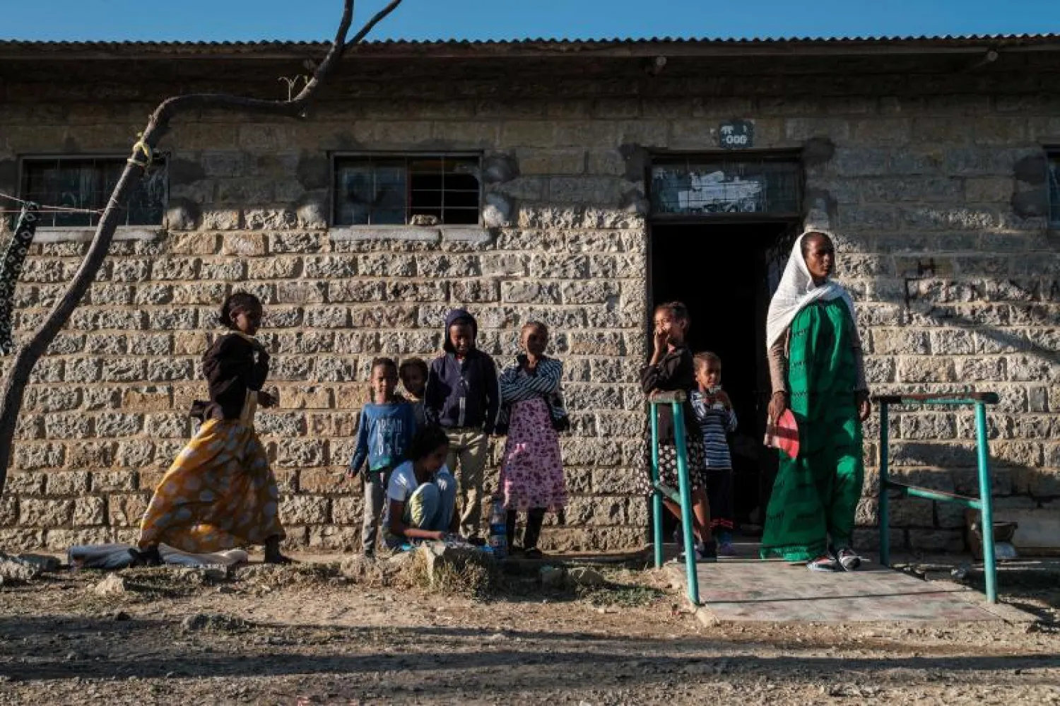 نازحون من غرب تيغراي في مدرسة بمدينة ميكيلي عاصمة الإقليم (أ.ف.ب)