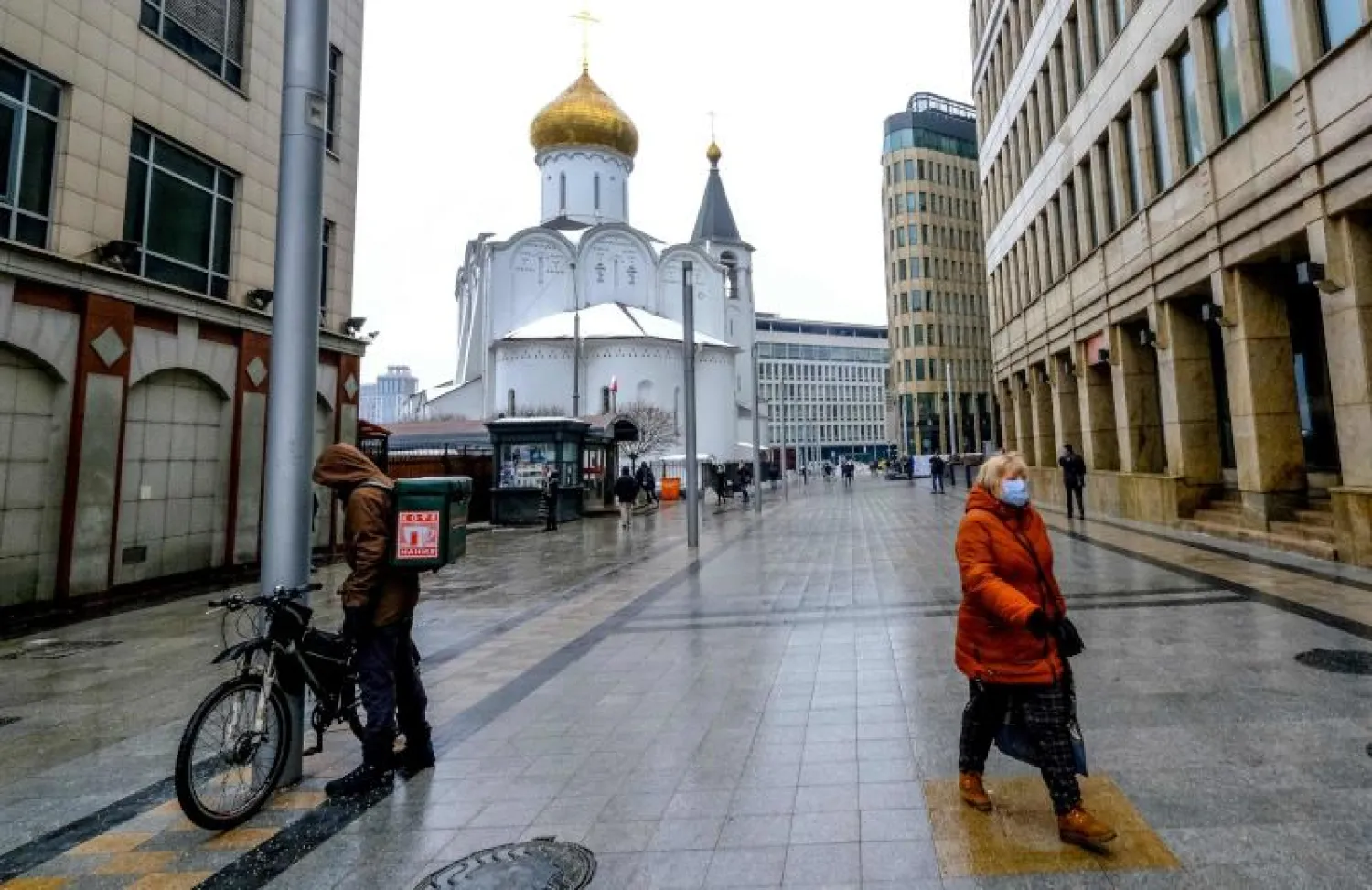 سيدة ترتدي قناعاً للوقاية من كورونا في أحد شوارع موسكو (أ.ف.ب)