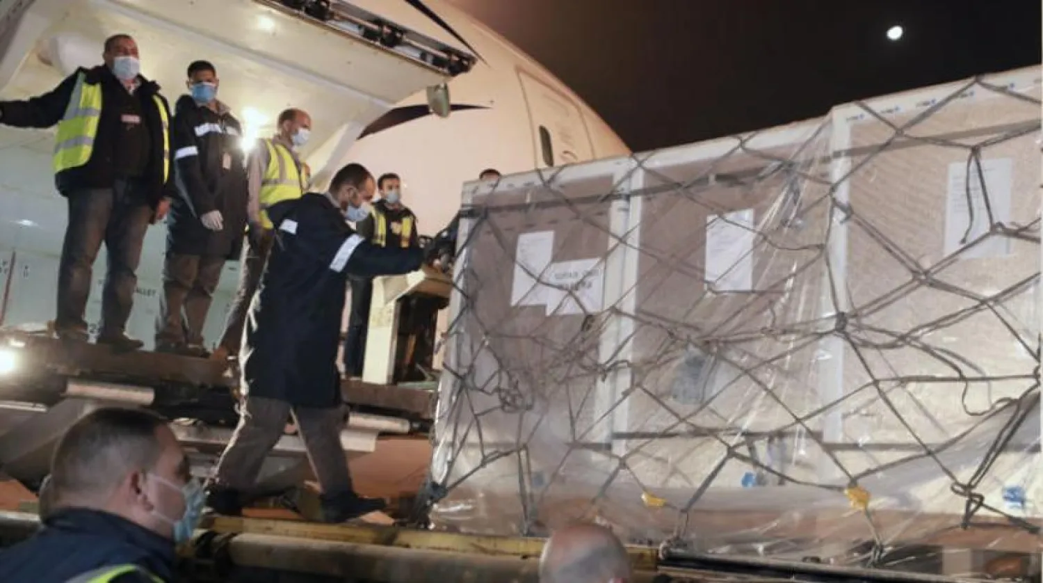 Salı günü Kahire Havalimanında gerçekleşen Sinopharma aşısının sevkiyatı. (EPA)