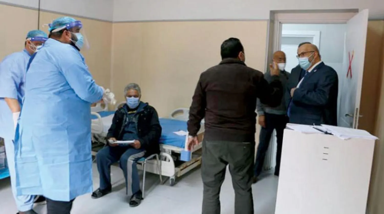 Ulusal Hastalık Kontrol Merkezi Müdürü Bedreddin en-Neccar (Sağda) Trablus’un Tacura şehrinde koronavirüs hastalarına yönelik test merkezini inceliyor (Merkez’den bir fotoğraf)