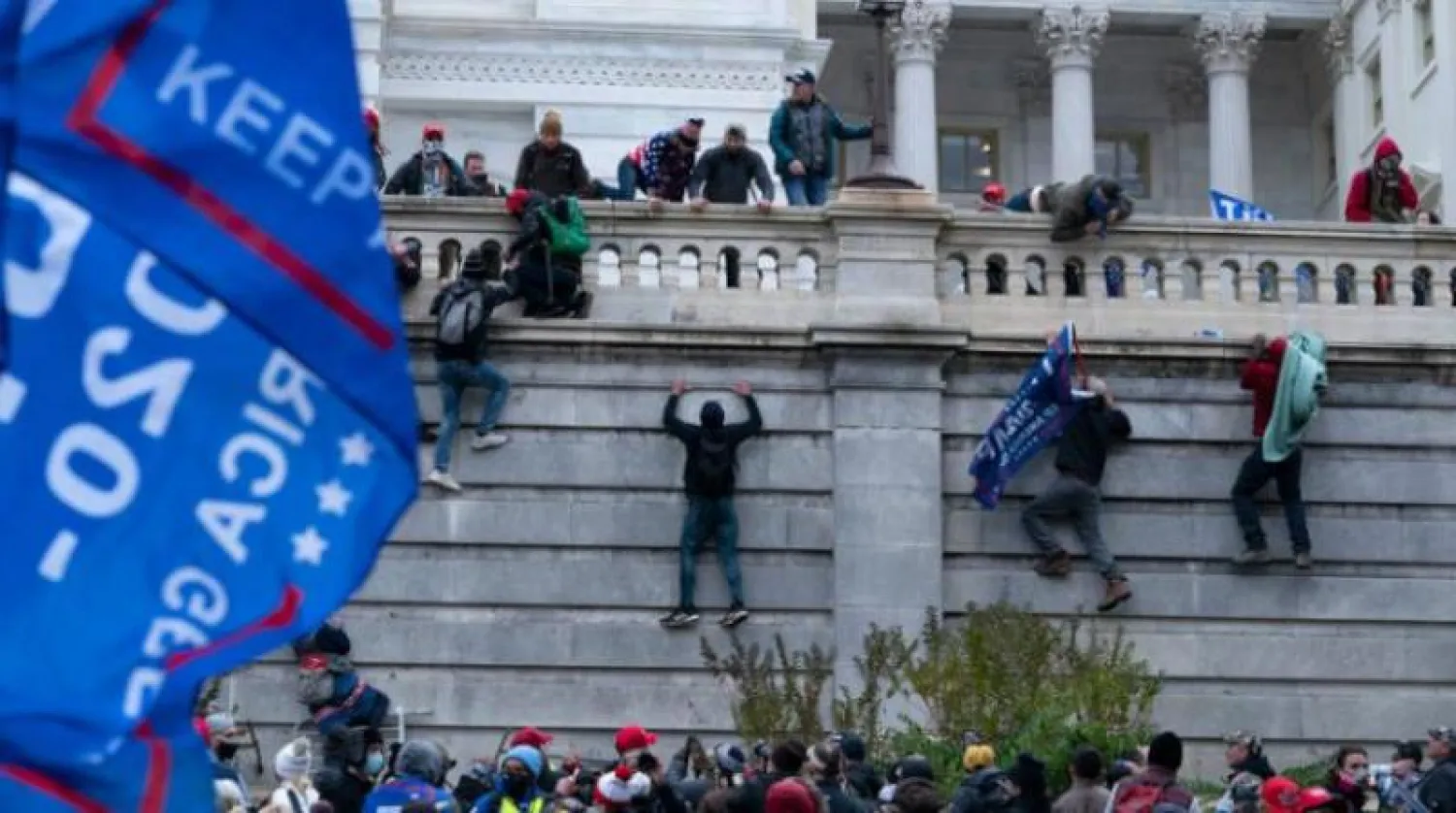 متظاهرون موالون للرئيس الأميركي السابق دونالد ترمب يقتحمون مبنى الكونغرس (أرشيفية - أ.ب)
