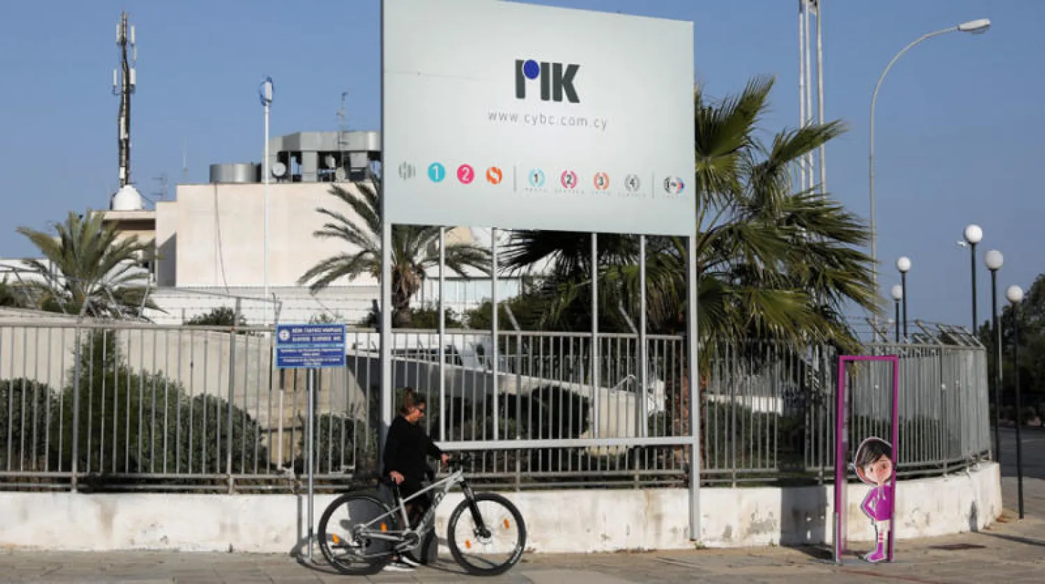 مقر هيئة الإذاعة القبرصية في نيقوسيا (رويترز)