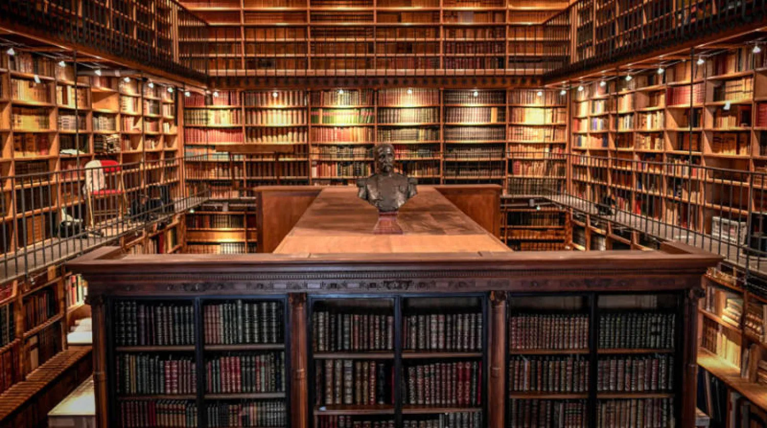 مكتبة شمال باريس تضم ثاني أكبر مجموعة من الفن القديم في فرنسا (أ.ف.ب)