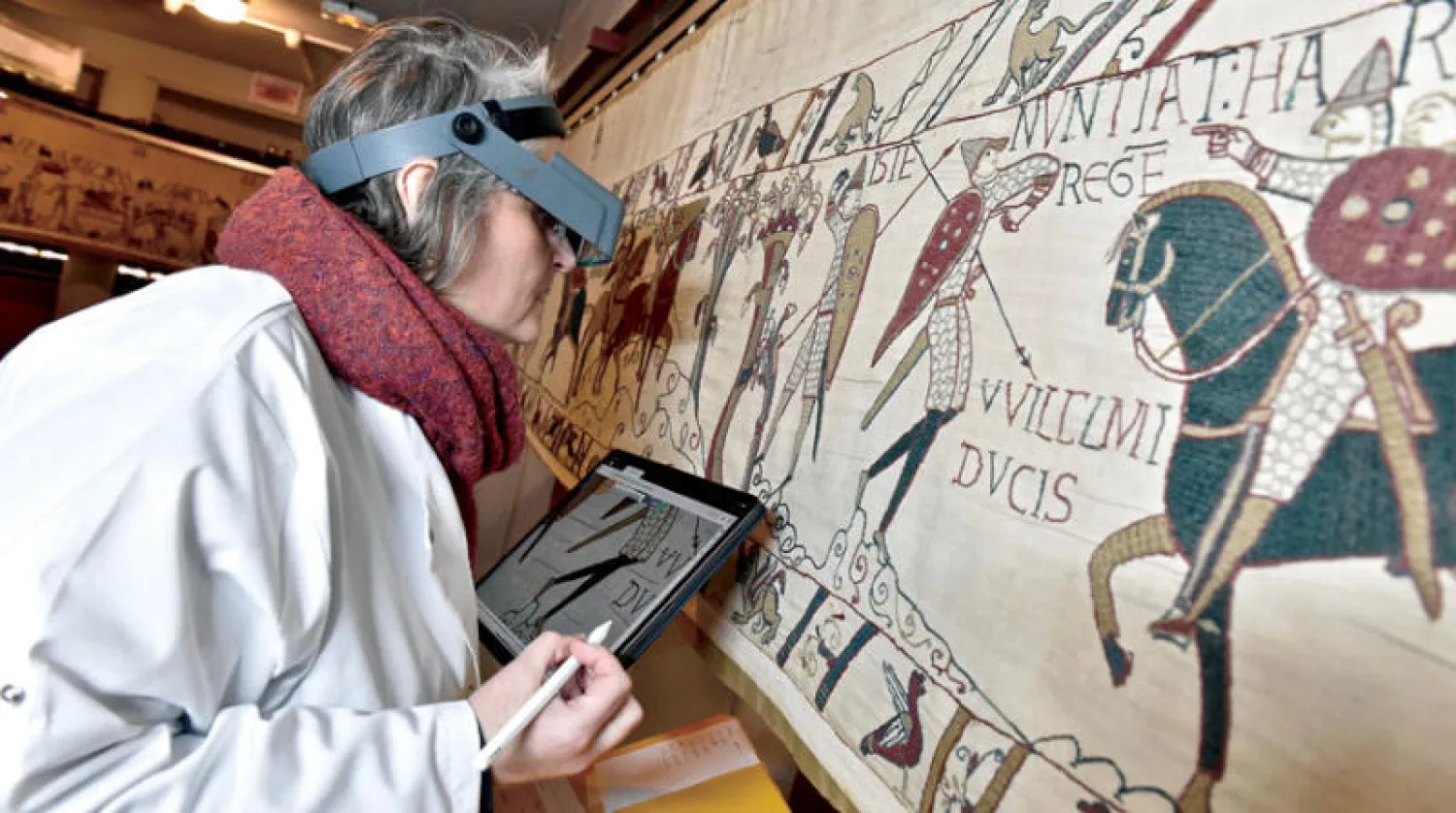 خبيرة فنية تتفقد منسوجة بايو الشهيرة (أ.ب)