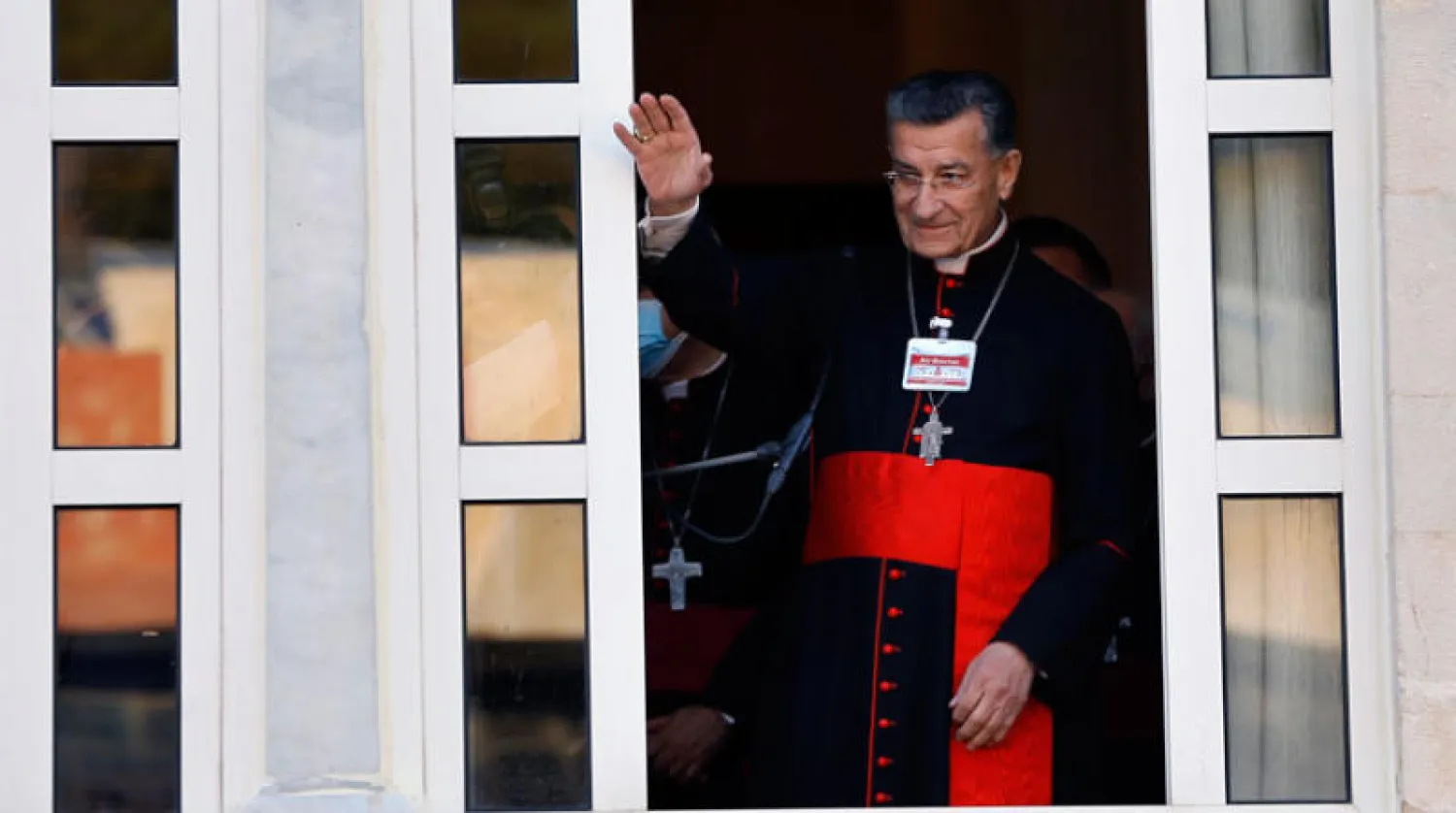 البطريرك الراعي مخاطباً الحشود التي تجمعت أمام مقره أمس (أ.ب)