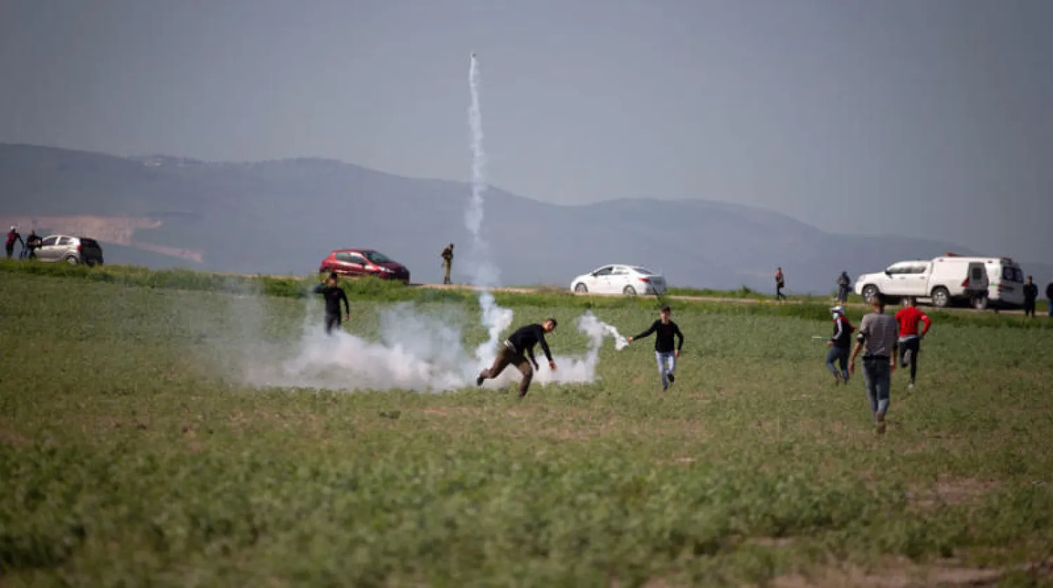فلسطينيون يشاركون في احتجاجات أمس ضد هدم إسرائيل قرية بدوية في غور الأردن بالضفة الغربية (أ.ب)