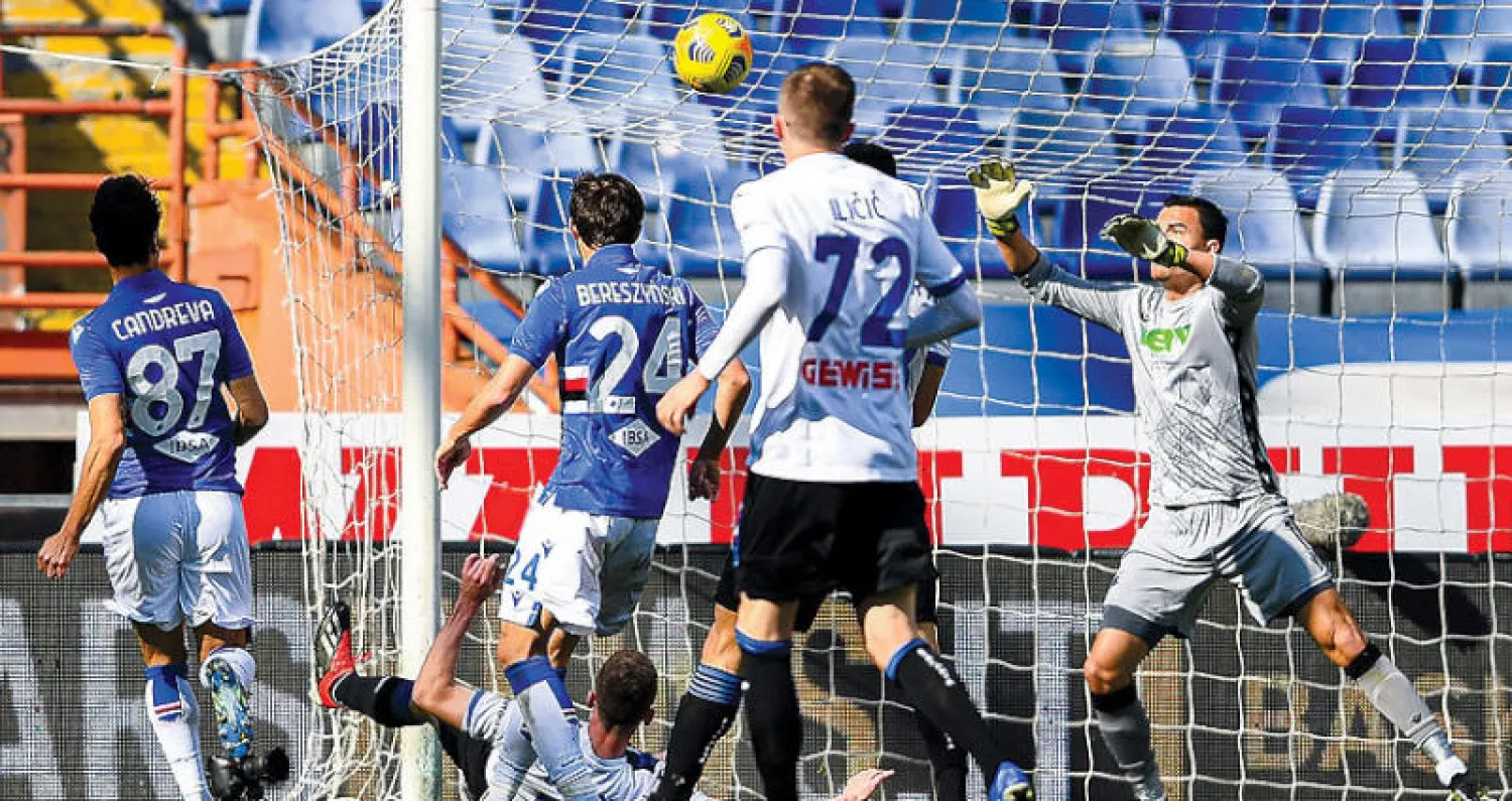 غوسنز (على الأرض) يسجل ثاني أهداف أتالانتا في مرمى سمبدوريا (إ.ب.أ)