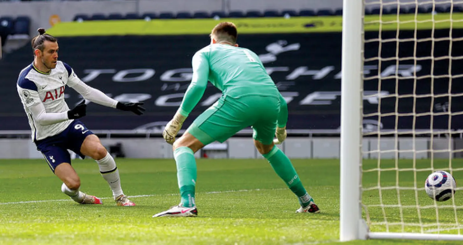 غاريث بيل يسجل أول أهداف توتنهام من رباعية الفوز في مرمى بيرنلي (إ.ب.أ)