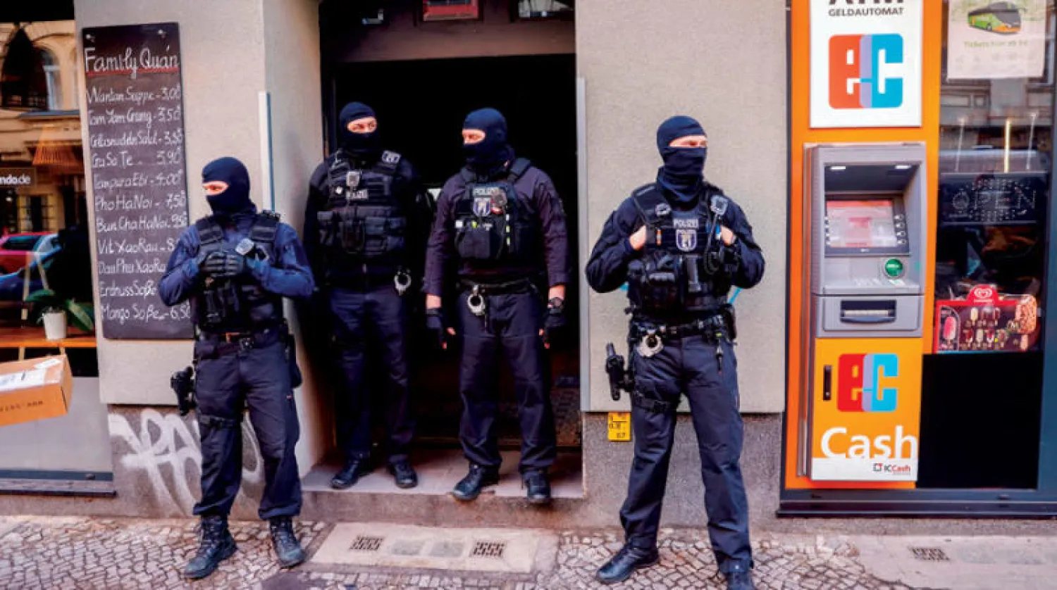 ضباط من الشرطة الألمانية عقب مداهمات واسعة في برلين وولاية براندنبورغ يوم 18 فبراير الحالي (غيتي)