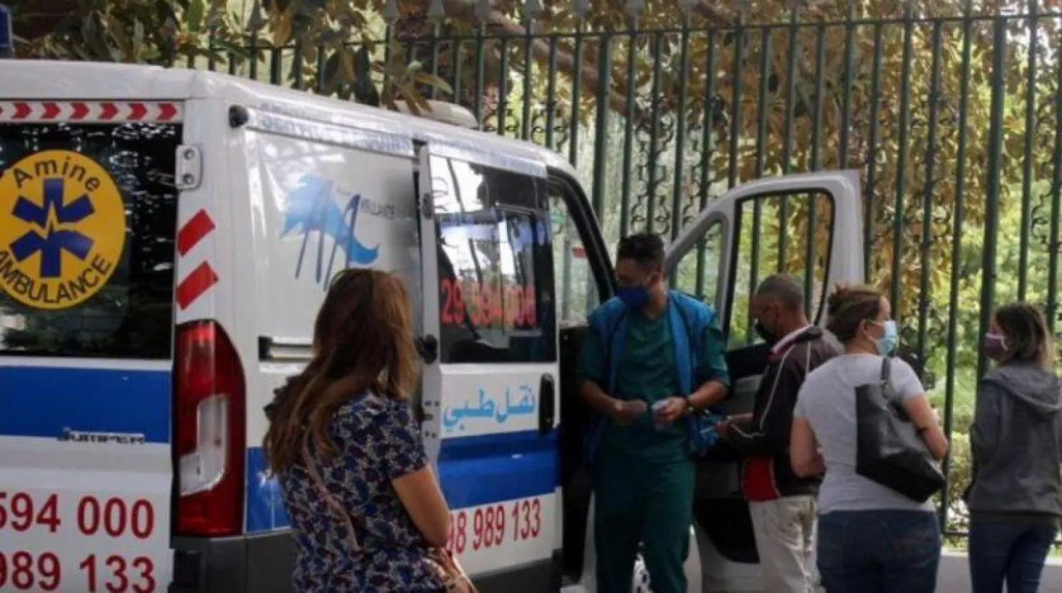 Tunus’ta bir mobil test laboratuvarının önünde bekleyenler (Reuters)