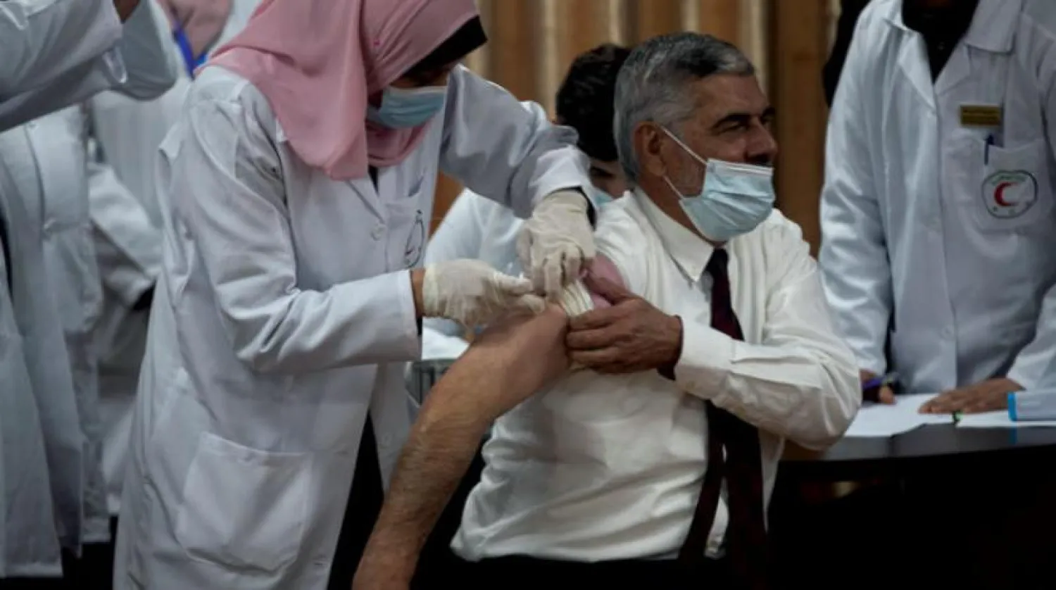 Gazze’de Sağlık Bakanlığı çalışanının aşılanması (AP)