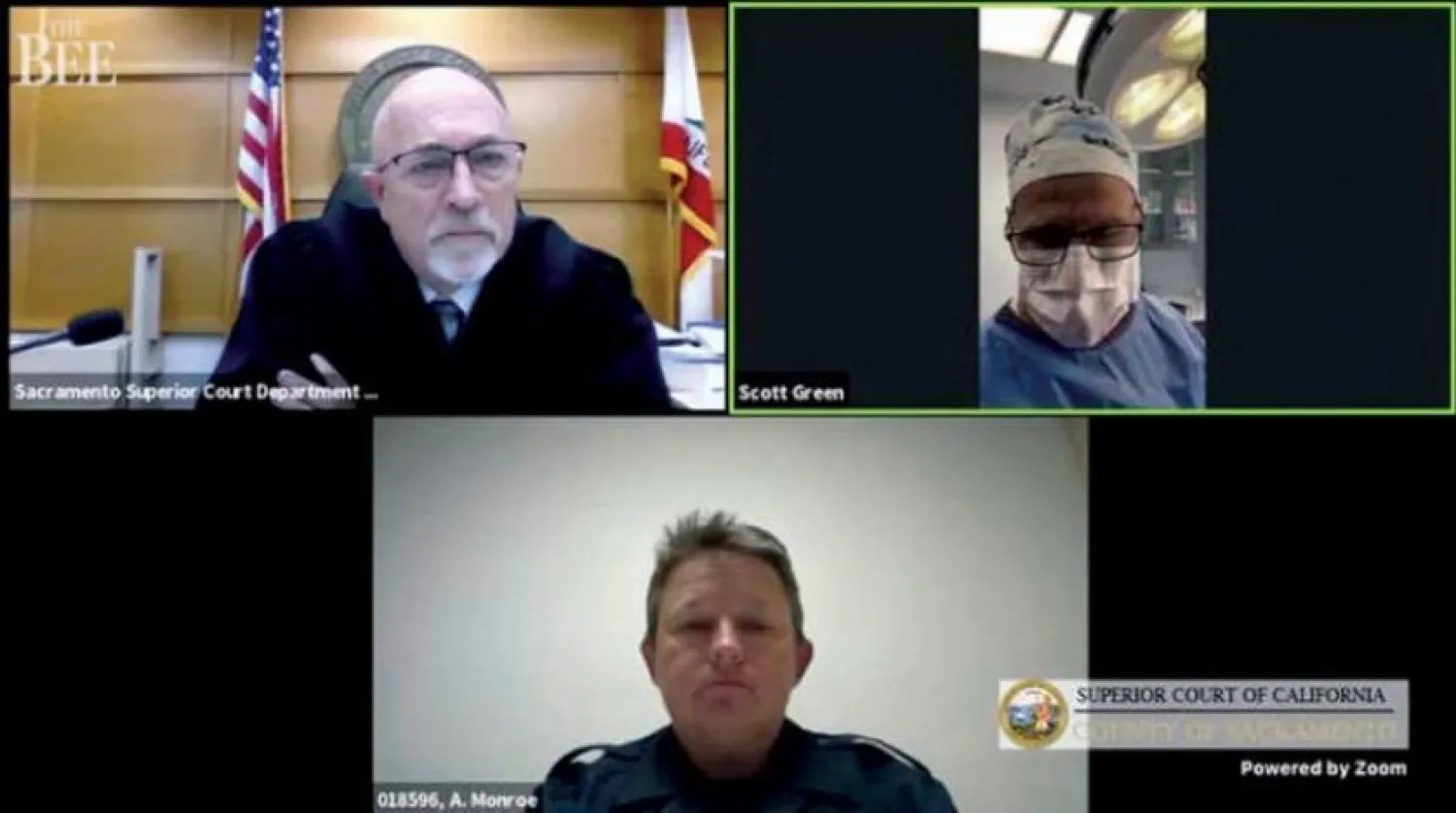 Zoom bağlantısında ameliyatta olduğu görülen Dr. Scott Gren.