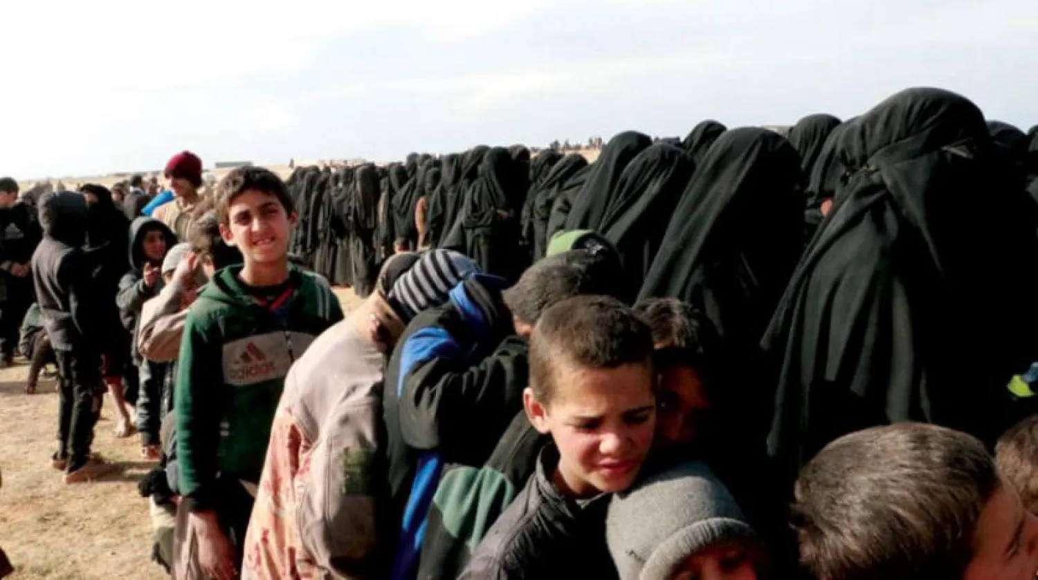 Suriye’nin kuzeydoğusundaki El-Hol kampındaki çocuklar anneleriyle birlikte. (Şarku’l Avsat)