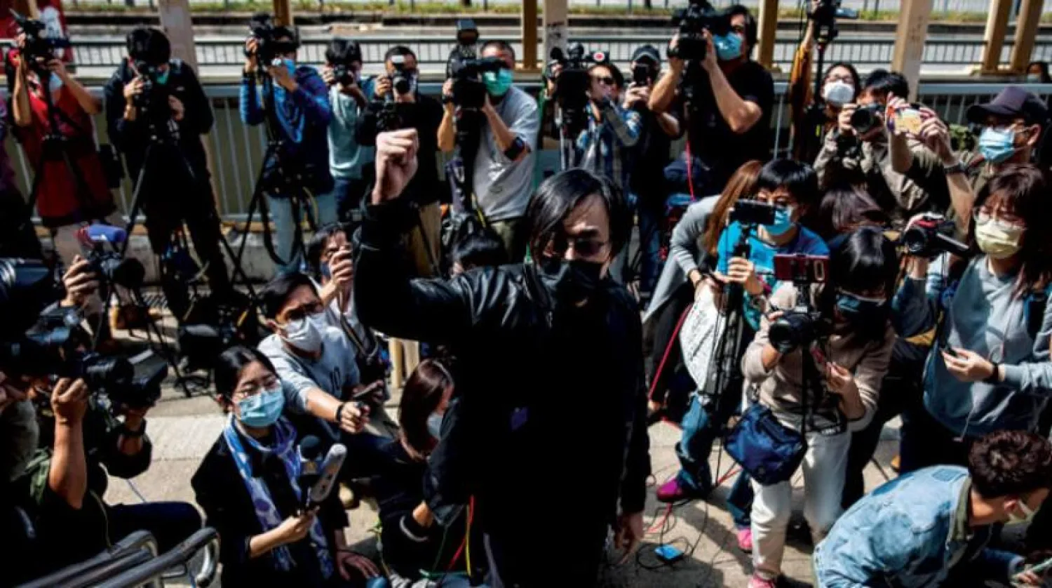 Dün Hong Kong’da karakolun önünde basına konuşan bir insan hakları aktivisti (AFP)