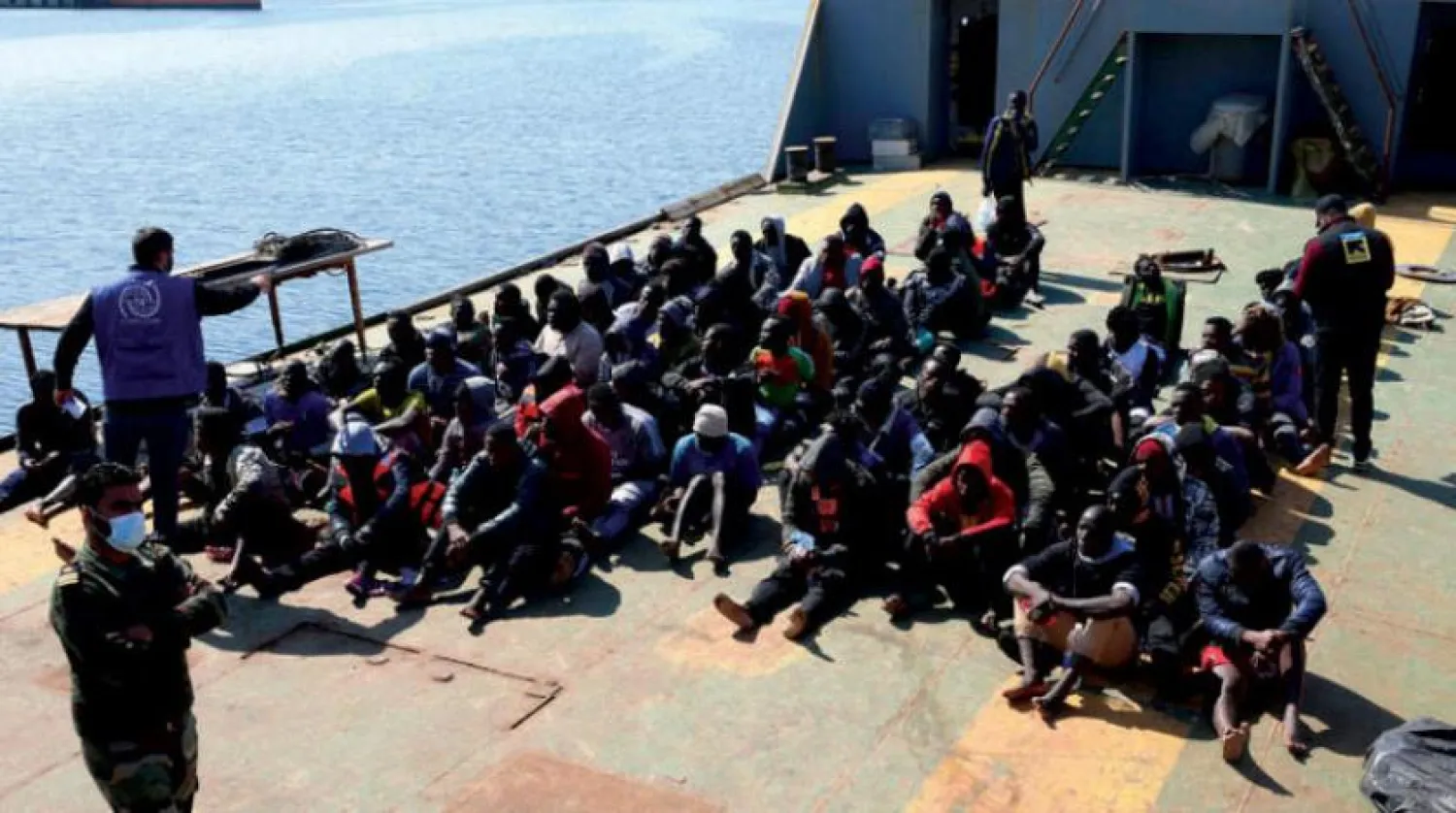 Göçmenler, 28 Şubat’ta Trablus Deniz Üssü’ne ulaşmaları sonrasında Libya Sahil Güvenliği tarafından kurtarıldılar. (AFP)