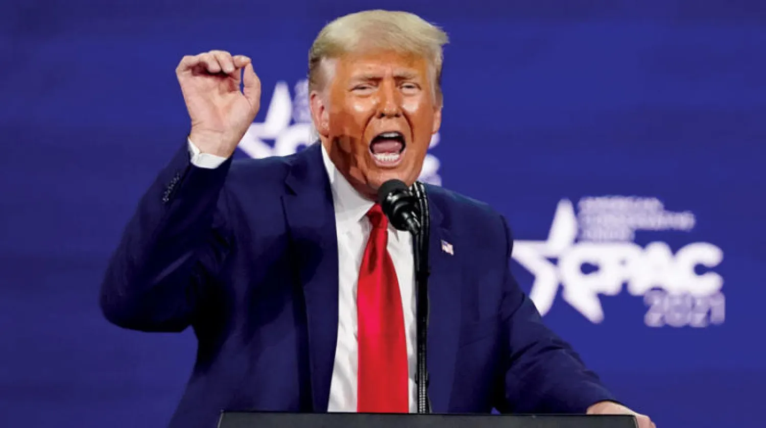 ترمب يشن هجوماً على بايدن وأدائه خلال الشهر الأول من رئاسته (أ.ب)