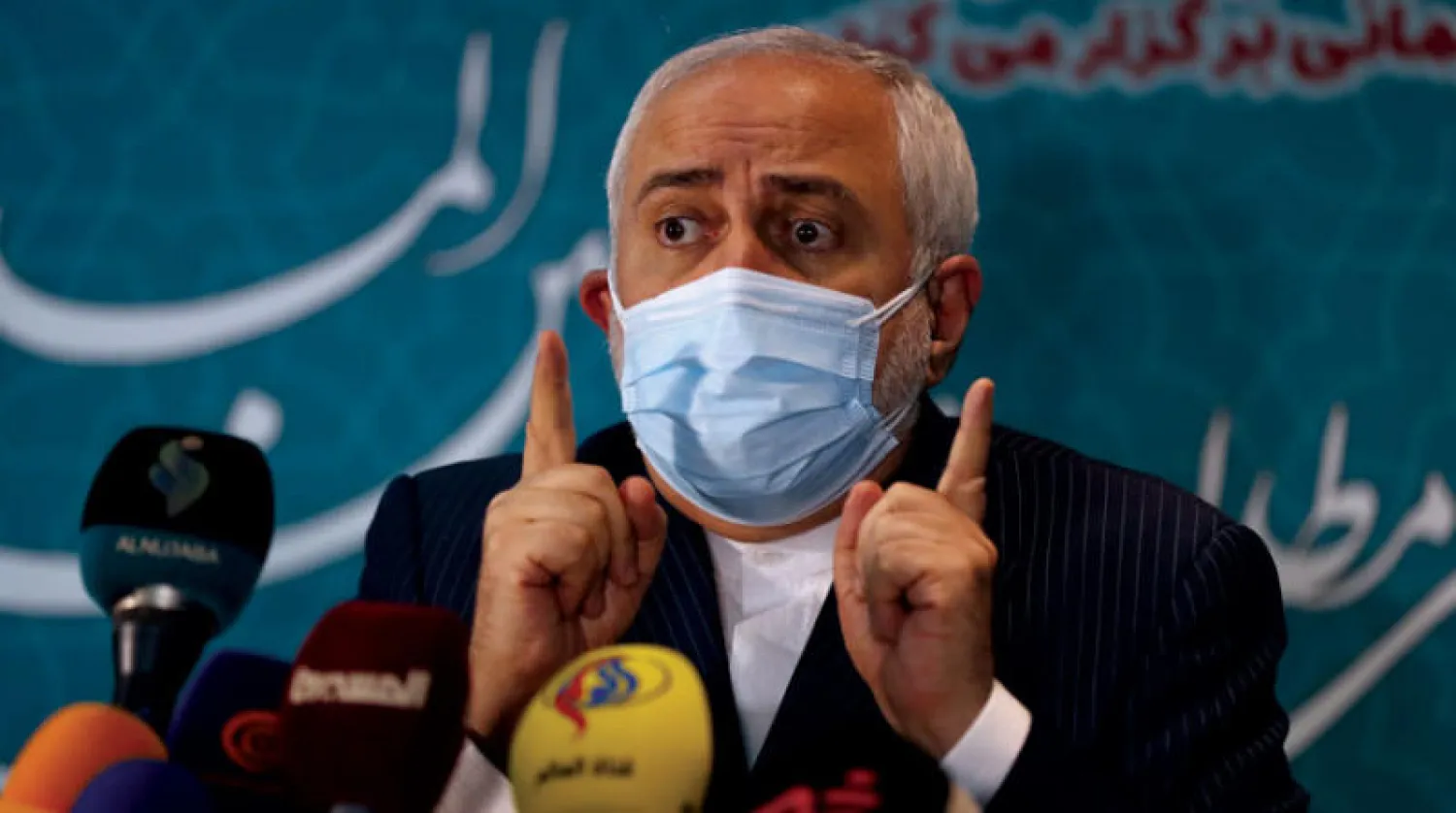 وزير الخارجية الإيراني أثناء حديث لوسائل الإعلام على هامش مؤتمر في طهران الأسبوع الماضي (أ.ف.ب)