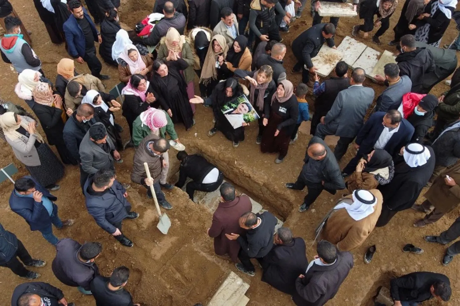 DEAŞ kurbanı Ezidiler 6 Şubat 2021’de Sincar’da defnedildiler. (AFP)