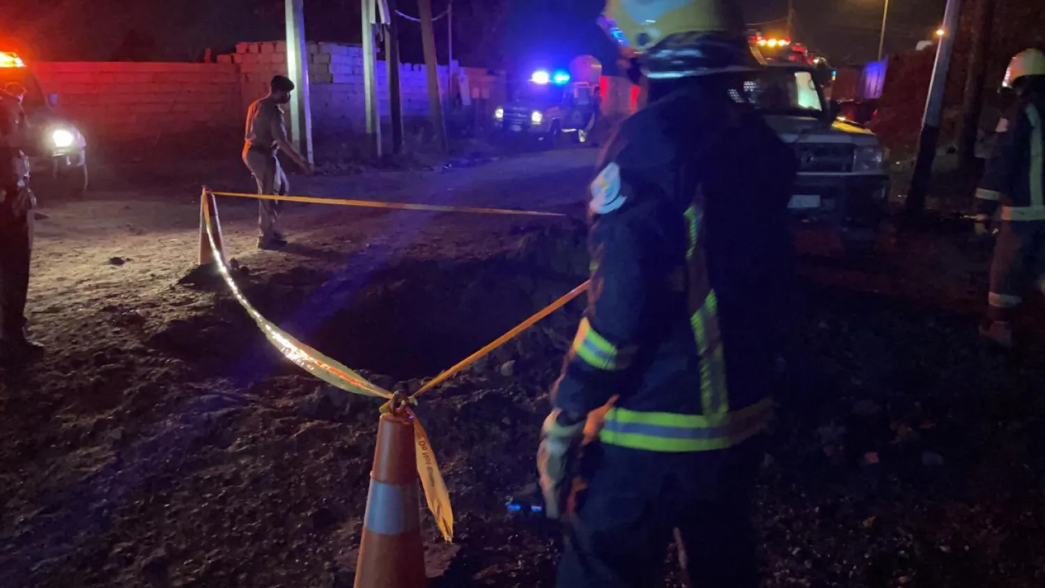 آثار سقوط المقذوف العسكري الحوثي في شارع عام بمنطقة جازان (واس)