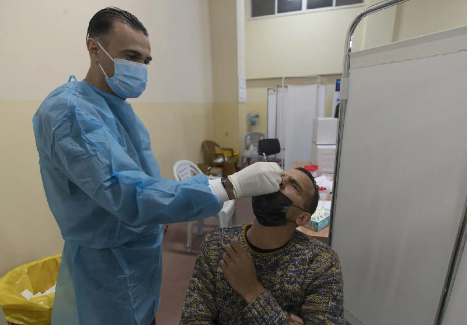 إجراء اختبار كورونا لرجل فلسطيني في رام الله (أ.ب)