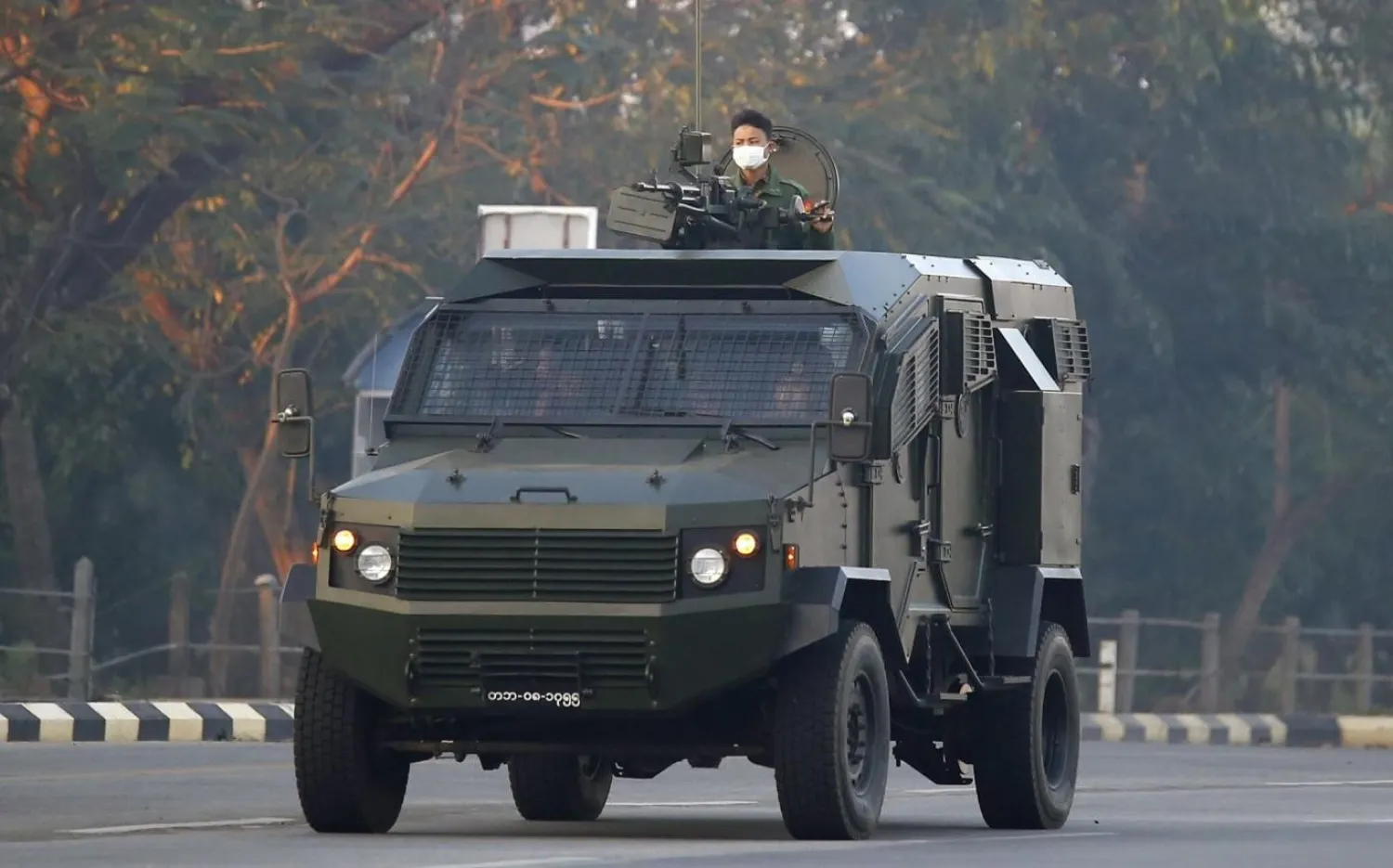 İsrailli Gaia Automotive Industries firması tarafından üretilmiş, Myanmar ordusuna ait bir zırhlı araç (AFP)