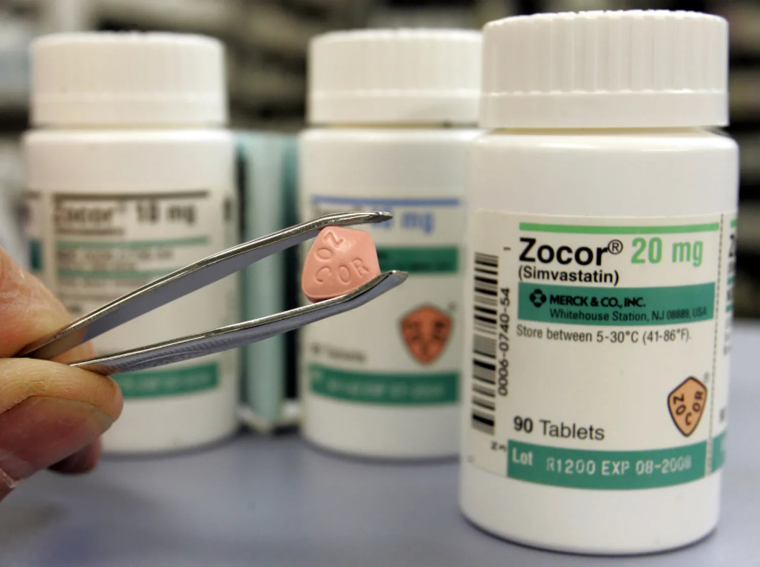 A 20mg dose of Zocor, the Merck & Co. Inc cholesterol fighting drug, is shown in a pharmacy in Westfield, New Jersey, November 28, 2005. REUTERS/Jeff Zelevansky.
