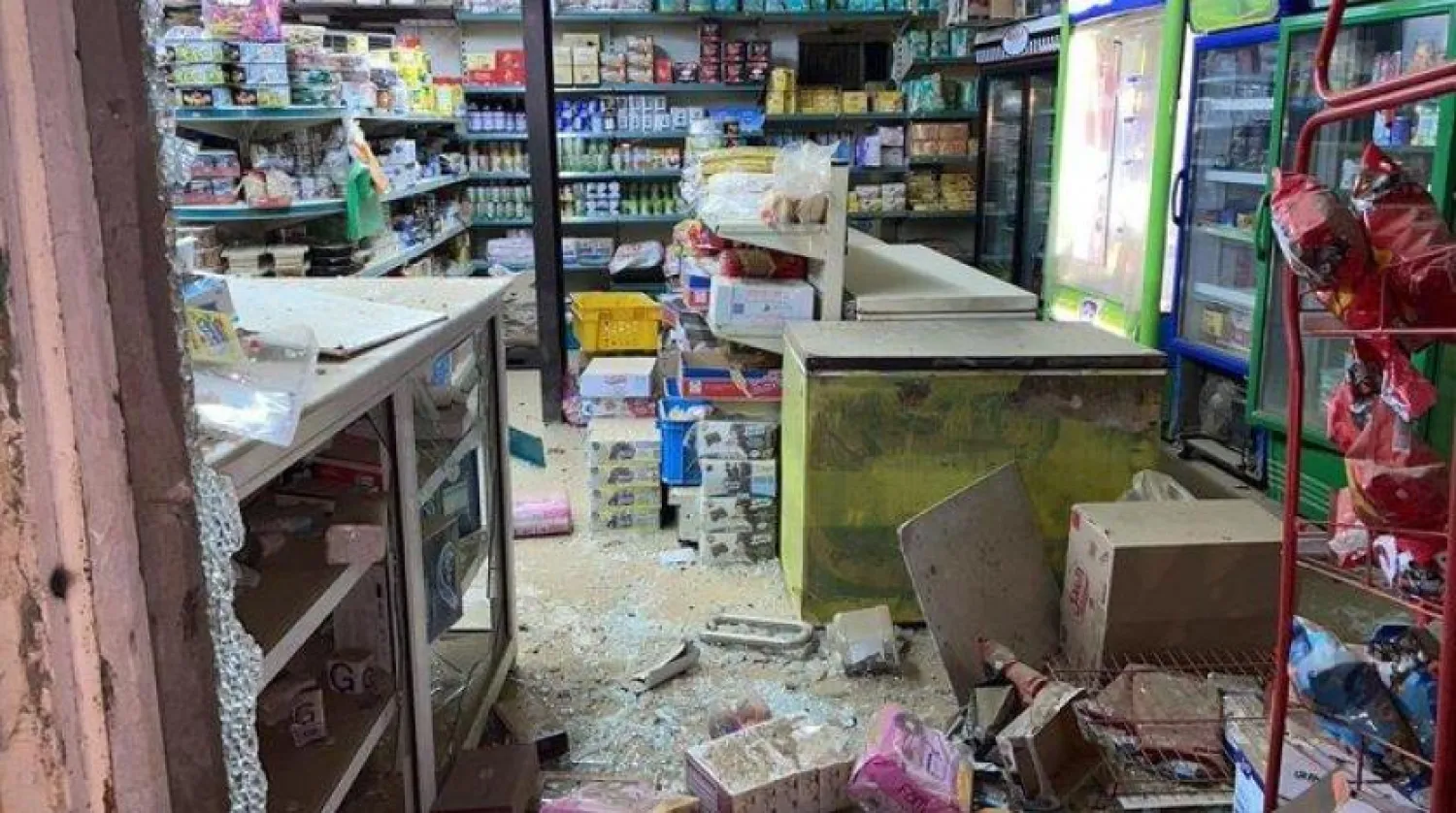 Husi milislerin Cizan’a yönelik saldırısında hasar gören bakkal dükkanı (SPA)