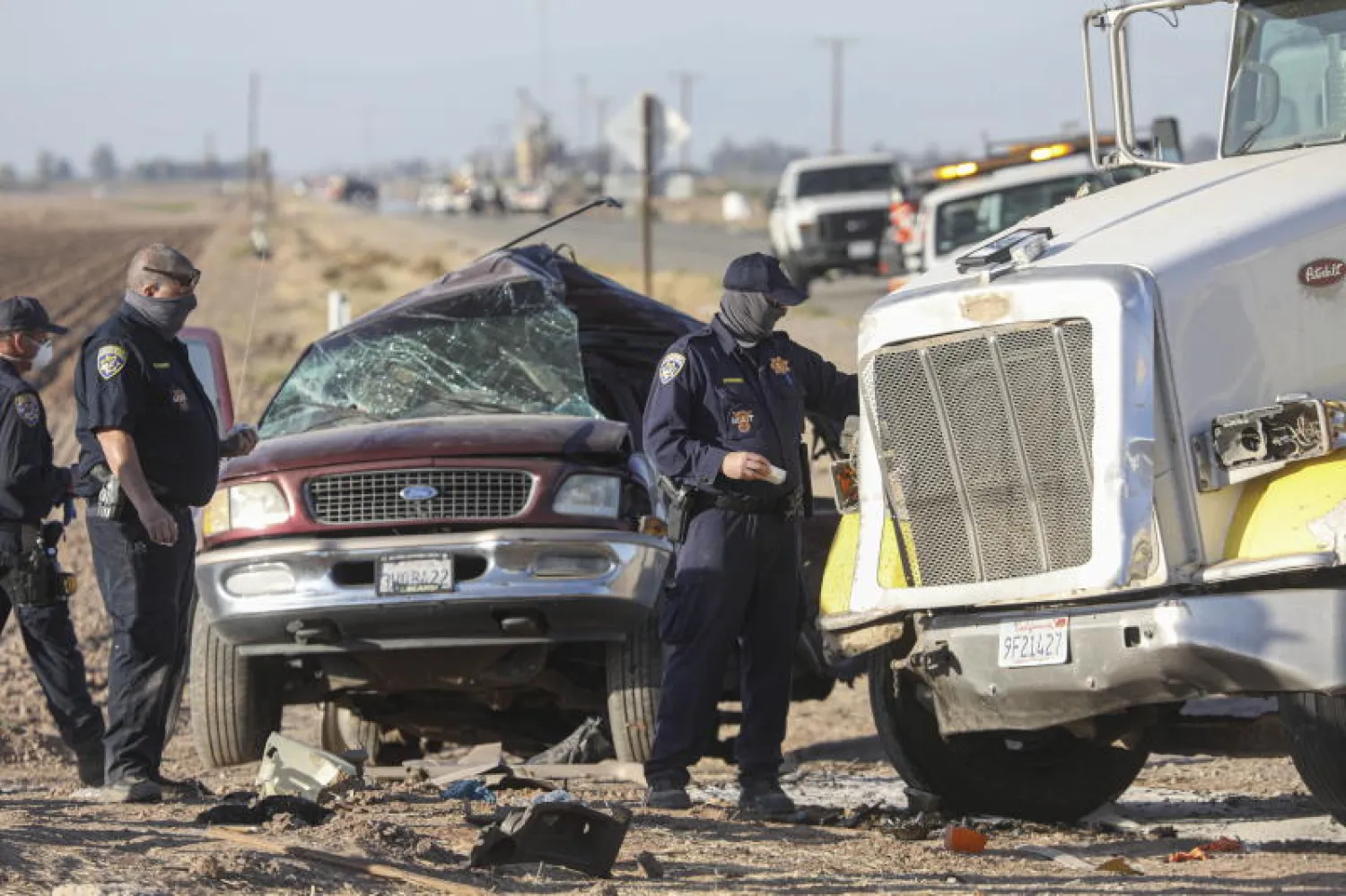 عناصر من الشرطة يعملون في مكان وقوع حادث تصادم بين سيارة رباعية الدفع وشاحنة في ولاية كاليفورنيا (إ.ب.أ)