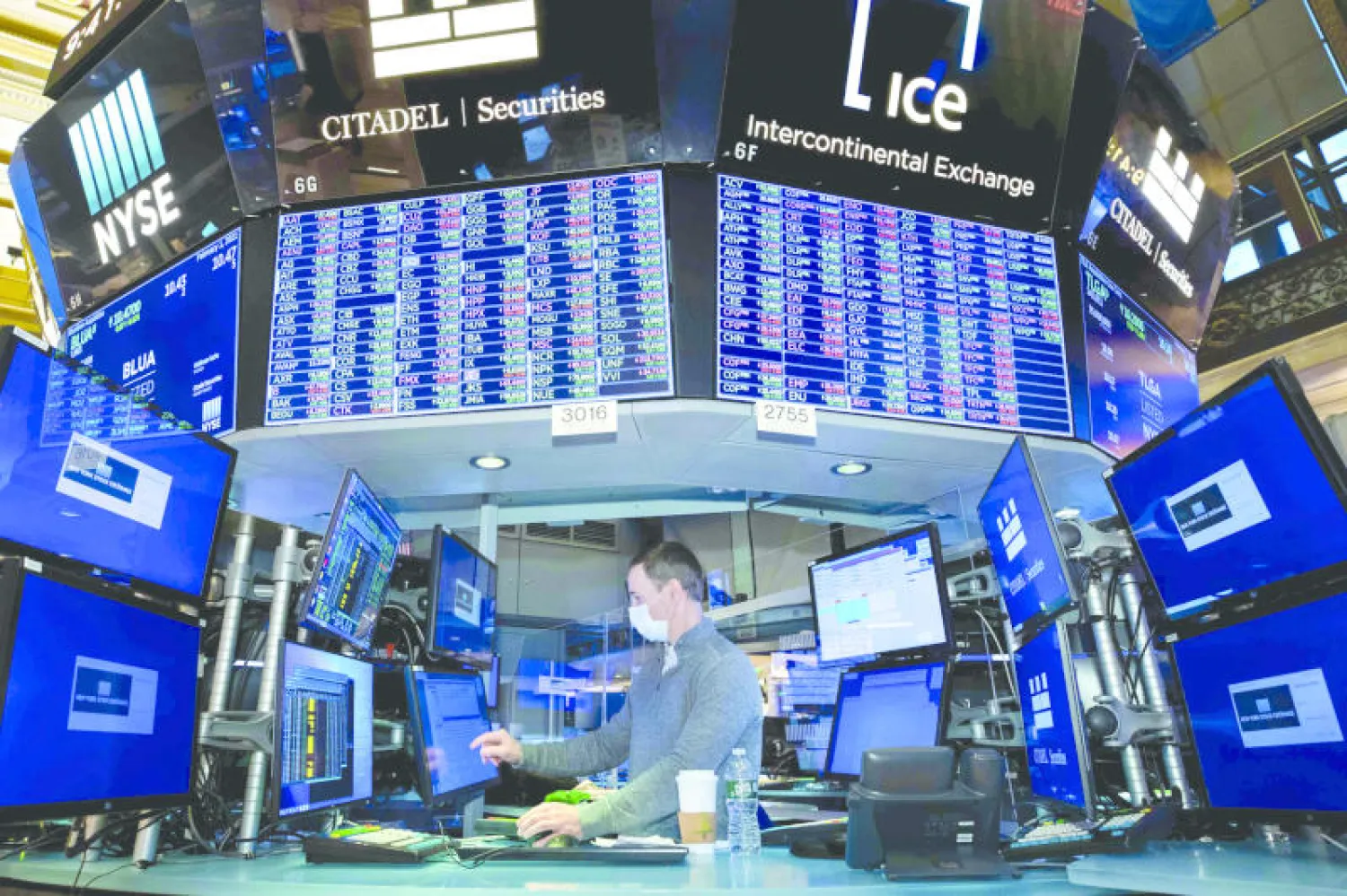 لا يزال مديرو الأصول يراهنون على عودة المكاسب لأسواق الأسهم وقوة السلع الأولية بوصفهما أفضل تحوط في مواجهة التضخم (أ.ب)