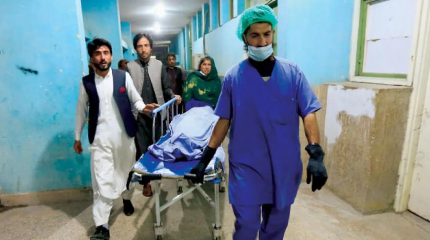 Dün Afganistan'ın doğusundaki Celalabad'da öldürülen 3 kadın gazeteciden birinin cesedi (Reuters)