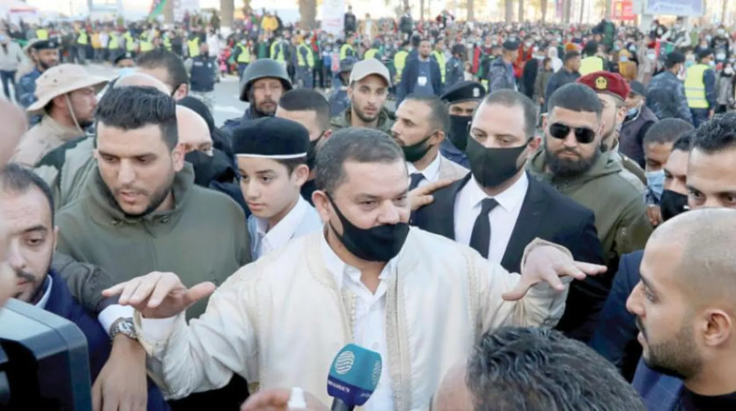 Abdulhamid Dibeybe, başkent Trablus’ta vatandaşlarla bir araya geldi. (Reuters)