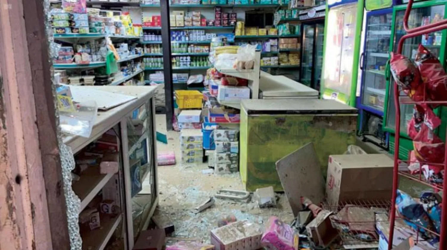 Husi milislerinin Cizan şehrine fırlattığı roket nedeniyle hasar gören bakkal dükkanı (SPA)