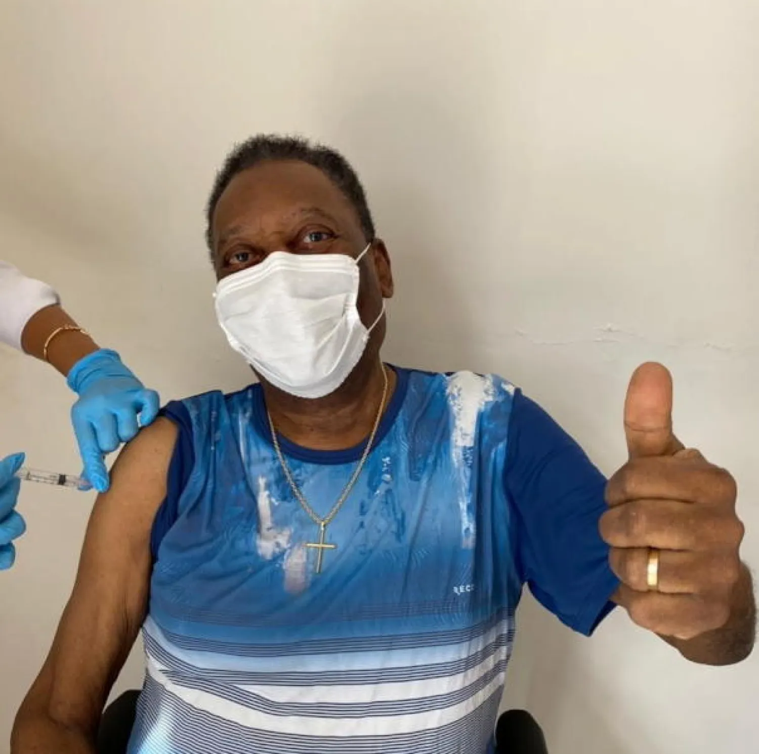 صورة على وسائل التواصل الاجتماعي لبيليه لاعب كرة القدم البرازيلي وهو يتلقى جرعة من لقاح فيروس كورونا في البرازيل (رويترز)