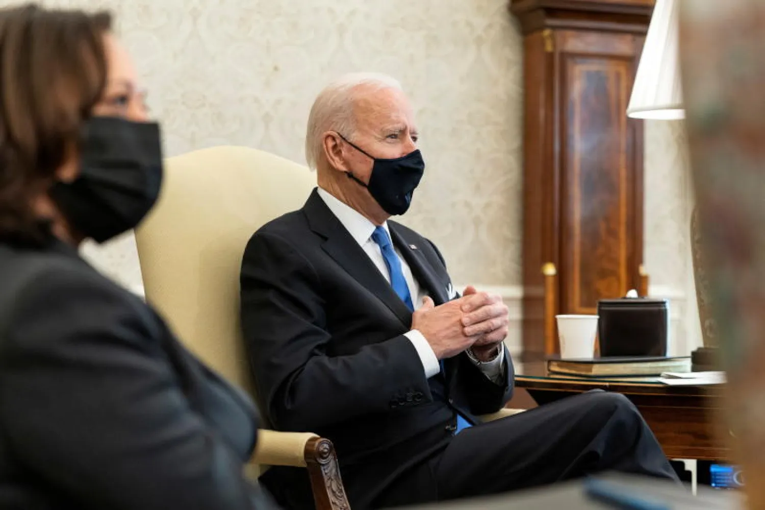 الرئيس الأميركي جو بايدن ونائبته كامالا هاريس في المكتب البيضاوي (رويترز)