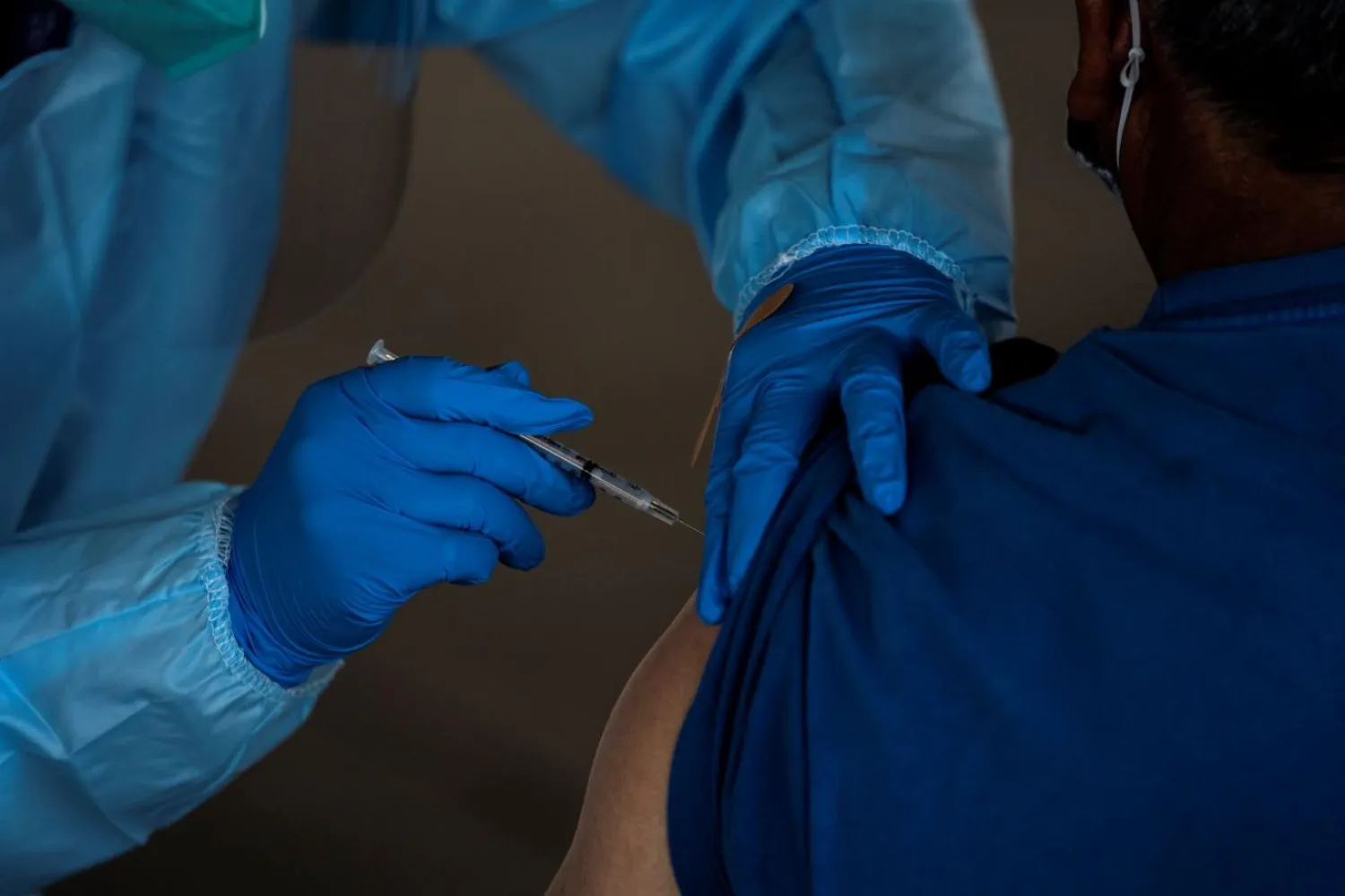 Küresel salgında yeni varyantların görülmesi endişeye neden oldu (AP)