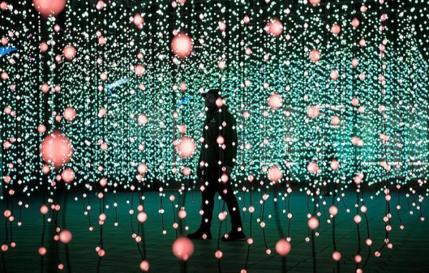 معرض «نور على نور» يتميز بمضاهاته للمتاحف في جودة عروضه التي تستخدم الضوء (واس)