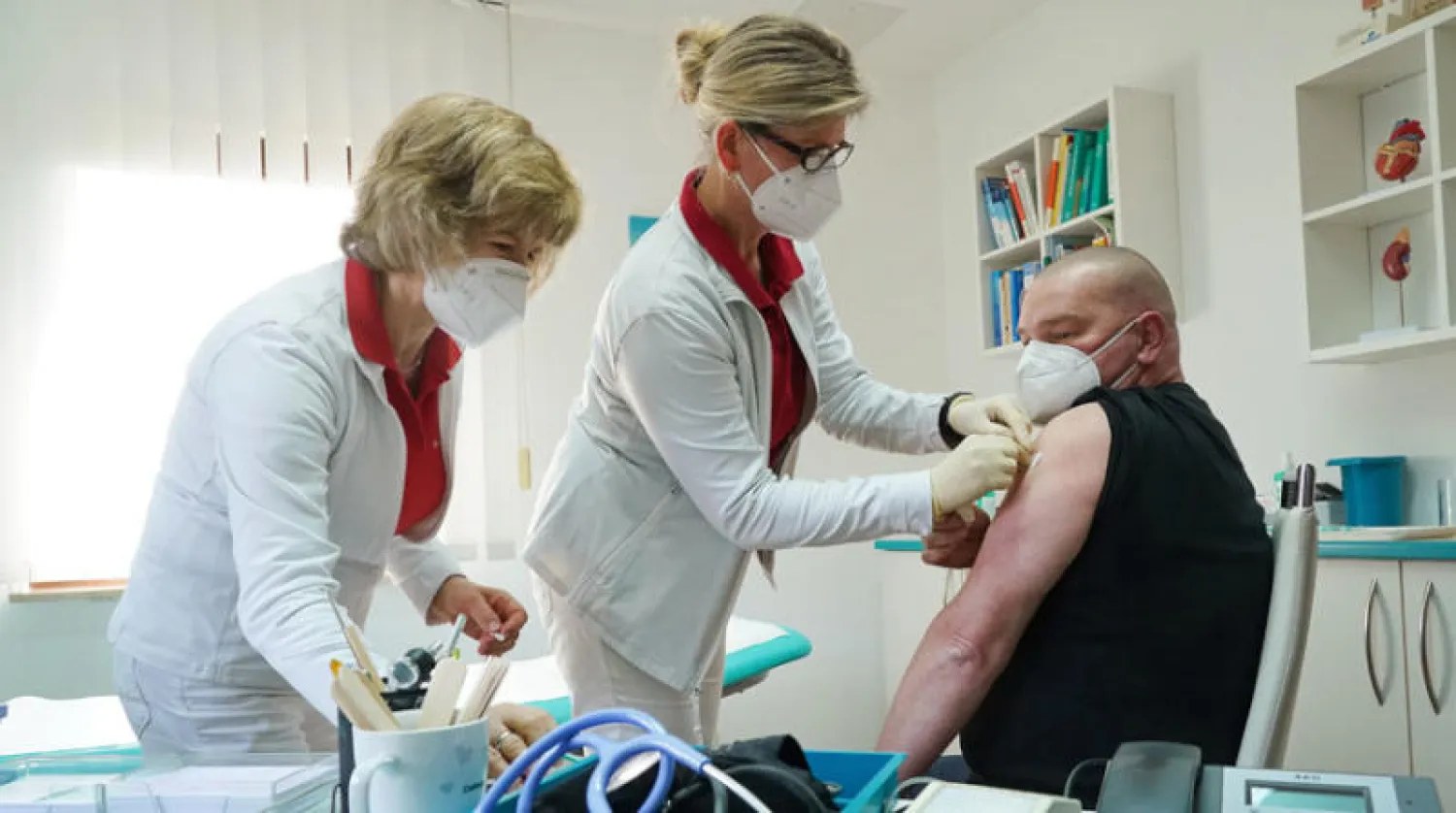 جانب من عمليات التلقيح بلقاح «أسترازينيكا» في عيادة خاصة بولاية براندنبورغ الألمانية أمس (إ.ب.أ)