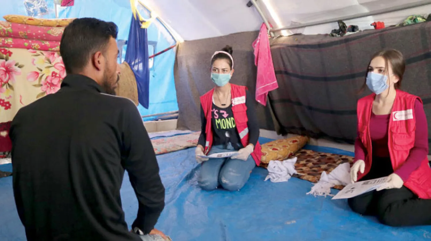 حملة توعية قامت بها «منظمة الهلال الأحمر» الكردية داخل مخيم العريشة جنوب محافظة الحسكة (الشرق الأوسط)