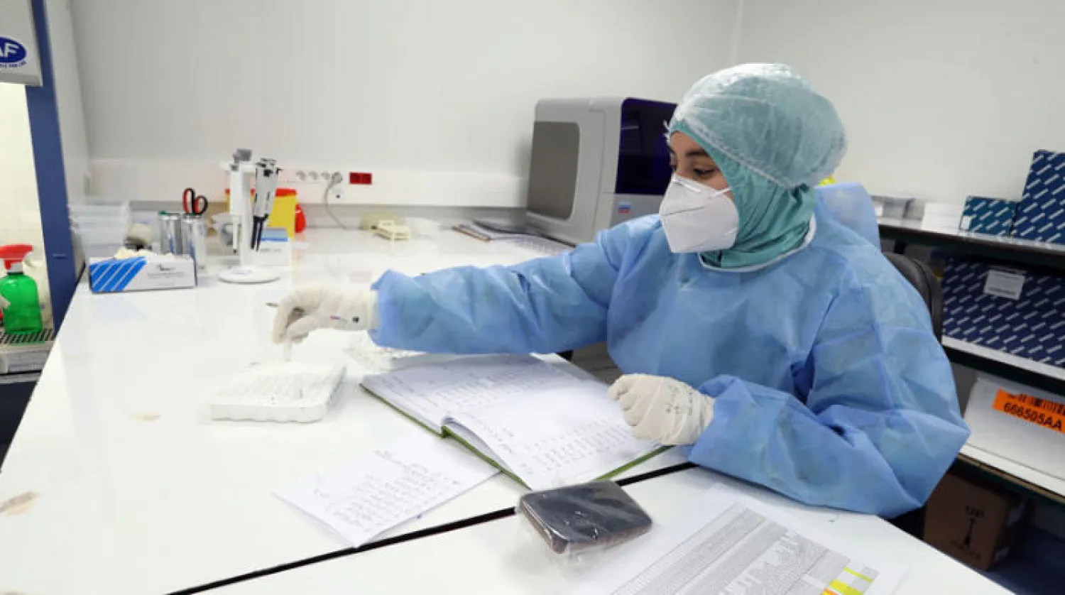 موظفة صحية في مختبر باستور بالعاصمة التونسية حيث تجرى اختبارات  للكشف عن حالات الإصابة بفيروس «كورونا» (إ.ب.أ)