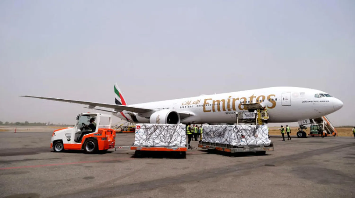 طائرة محملة بلقاحات «أكسفورد - أسترازينيكا» لدى وصولها إلى مطار أبوجا في نيجيريا أول من أمس (أ.ف.ب)