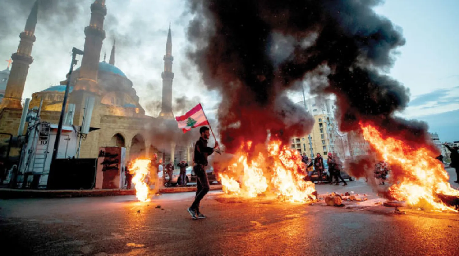 حرائق أشعلها المحتجون في وسط بيروت مساء أمس (أ.ب)