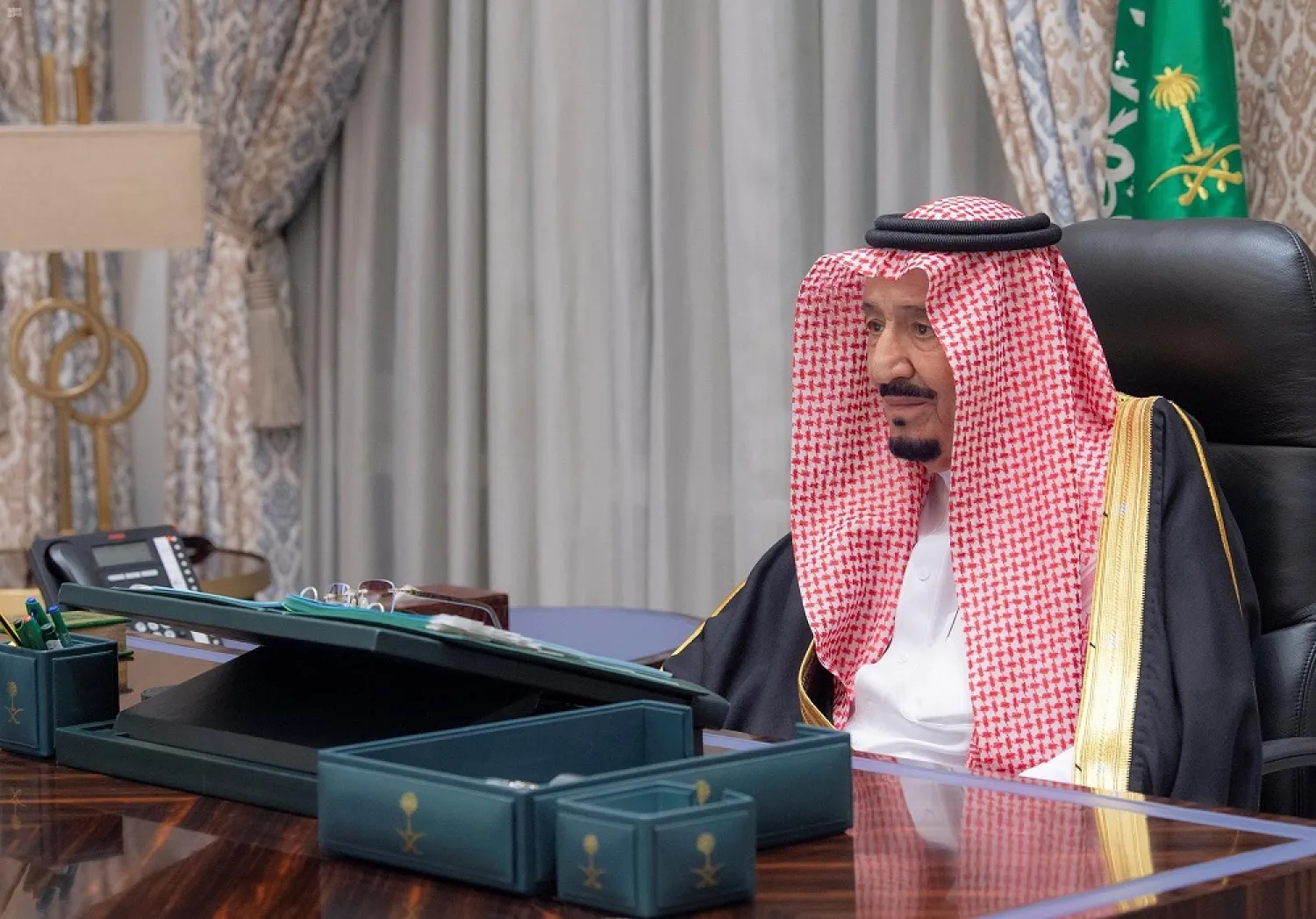King Salman chairs a cabinet meeting in Neom. (SPA)