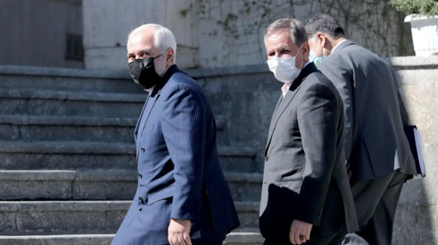 وزير الخارجية الإيراني محمد جواد ظريف ونائب الرئيس الإيراني إسحاق جهانغيري قبل دخولهما إلى اجتماع الحكومة أمس (الرئاسة الإيرانية)