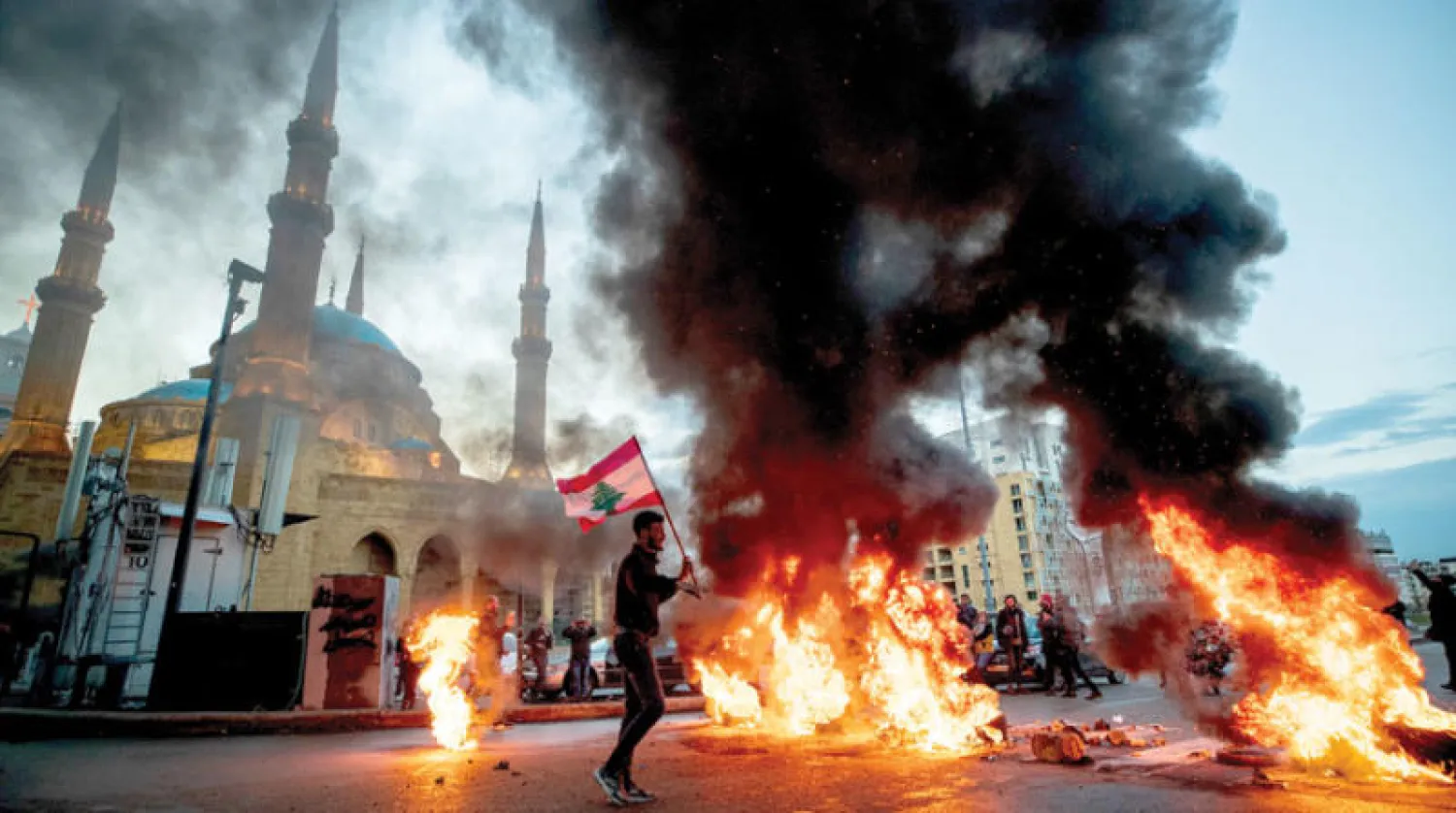 حرائق أشعلها المحتجون في وسط بيروت مساء أمس (أ.ب)