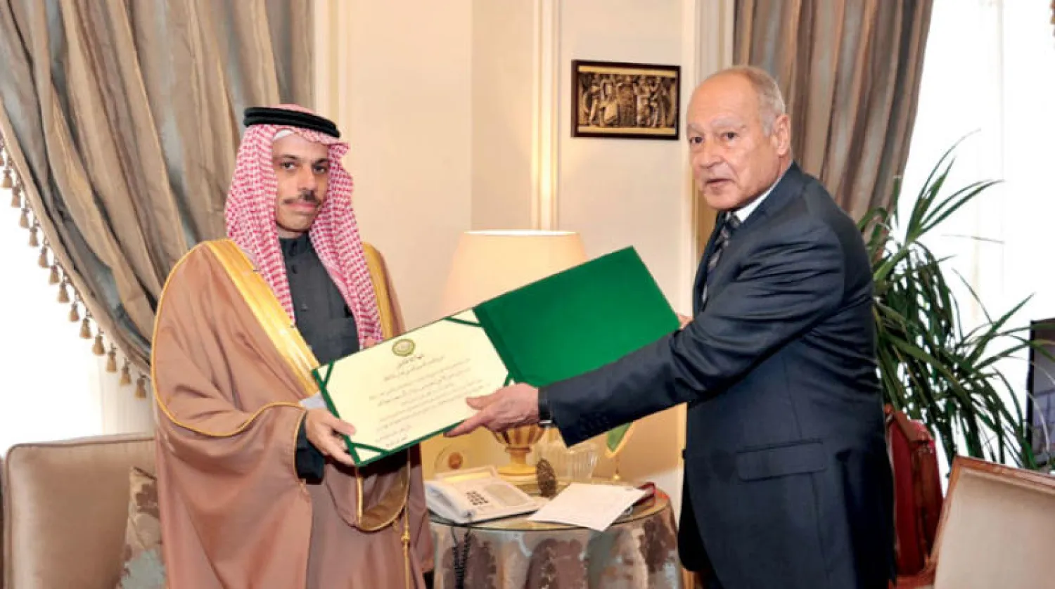 الأمير فيصل بن فرحان تسلم شهادة التكريم نيابة عن ولي العهد السعودي من أحمد أبو الغيط في القاهرة أمس (واس)