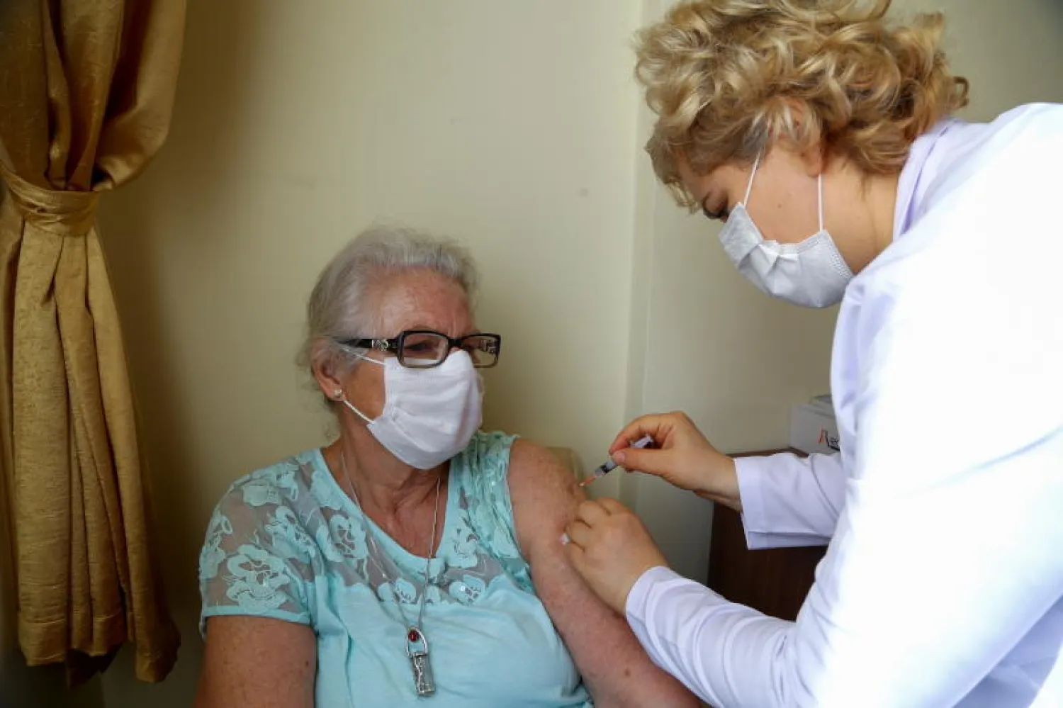 امرأة هولندية تتلقى الجرعة الأولى من لقاح فيروس كورونا في مركز للرعاية الصحية حيث يستمر التطعيم في مدينة ألانيا التركية على البحر المتوسط (رويترز)